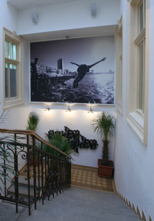 poster nad schodiskom